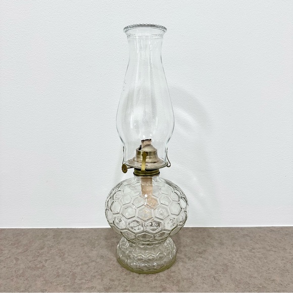 Vintage Honey Comb Kerosene Oil Lamp Ornate Hurricane Brass Glass 16” tall Nice! - Picture 2 of 8